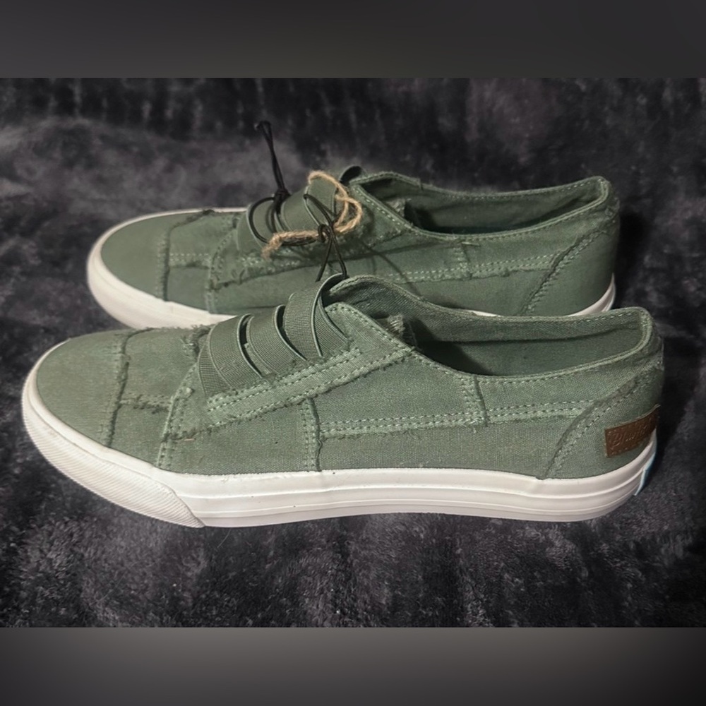 S1084 Womens “Blowfis” Olive Green Canvas Sneakers, Sz 9 - Picture 2 of 9